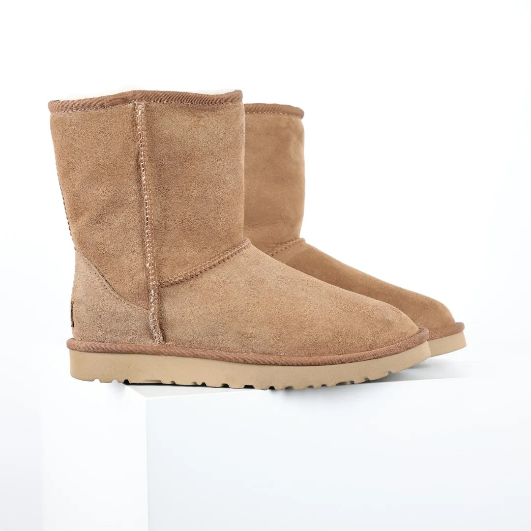 Pick up locally 💰600 Core recommended good price Cashmere insoles are a very suitable choice for keeping warm in winter and at home. In the new year, uug launched a series of styles, which are partially geared towards the preferences of young consumers and have also moved to the forefront of fashion trends. Shoe body material Water-repellent coated suede upper 17mm UGGPURE™ implanted wool insole Lightweight non-slip comfortable rubber outsole With brand LOGO Trademark Comes with a full set of packaging Size: 35 36 37 38 39 40
